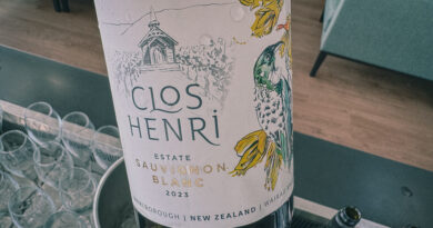 Another airline lounge raid, 12 wines tried